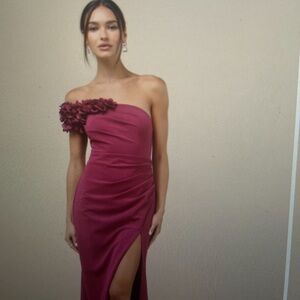 Beautiful cocktail/ wedding/ prom dress that is classy and trendy.
